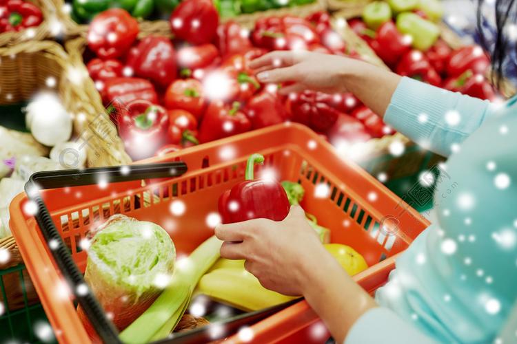 销售,购物,食品,消费者至上主义和人的概念— —女顾客用篮子买甜椒或
